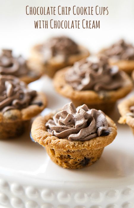 Chocolate lover? We thought so. Turn chocolate chip cookies into cute and yummy cups filled with chocolate cream goodness! Chocolate Chip Cookie Cups, Cookie Cups Recipe, Nutella Fudge, Peanut Butter Nutella, Pillsbury Recipes, Fudge Cookies, Baking Cocoa, Cookie Cups, Crumpets