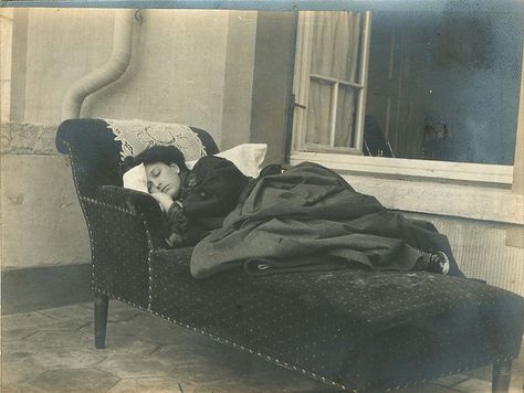 Creepy Photos, Portrait Vintage, Photo Vintage, Edwardian Era, Vintage Portraits, Take A Nap, Nap Time, A Chair, Vintage Photographs