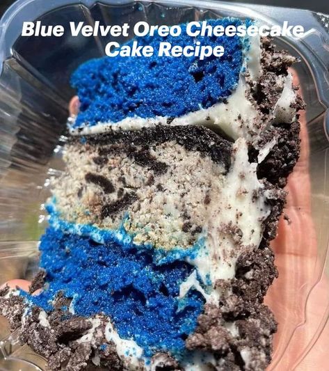 Closeup of a Blue Velvet Oreo Cheesecake Cake with Oreo crumbs on top Oreo Cheesecake Cake, Blue Velvet Cake, Cheesecake Oreo, Dessert Simple, Cake Layers, Cheesecake Cake, Junk Food Snacks, Cheesecake Filling, Yummy Comfort Food