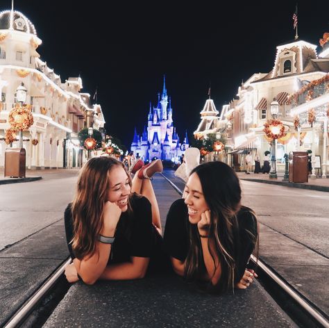 Cute Magic Kingdom Pictures, Instagram Disney Pictures, Disney Bestie Pictures, Disney Magic Kingdom Photo Ideas, Disney Group Pictures, Disney World Best Friends, Disney Magic Kingdom Pictures, Disney Picture Ideas Instagram Friends, Disneyland Friend Pictures