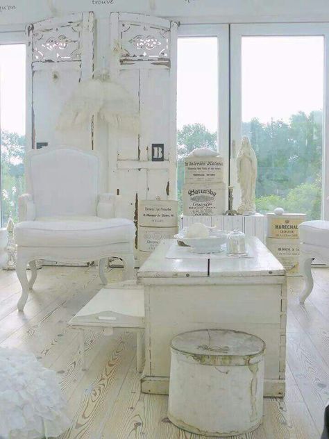 White office Shabby Chic Living Room Design, Vibeke Design, Shabby Chic Living, Shabby Chic Room, Shabby Chic Living Room, Shabby Chic Interiors, Chic Table, Chic Spaces, White Shabby Chic