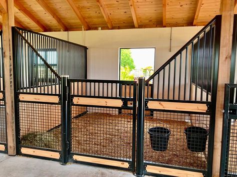 Goat Stalls In Barn, Horses Stables, Luxury Horse Barns, Horse Stables Design, Barn Organization, Dream Barn Stables, Stable Yard, Barn Layout, Patio Decks