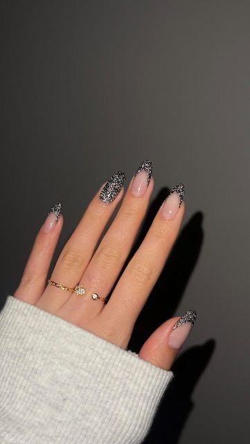 Black Sparkly Tip Nails, Black Nail Inspo For Prom, Black Almond Nails Designs Glitter, Sparkly Black French Tip Nails, Black Glitter French Tip Nails, Nails Brillo, Glittery Black Nails, Black Glittery Nails, Glitter Black Nails