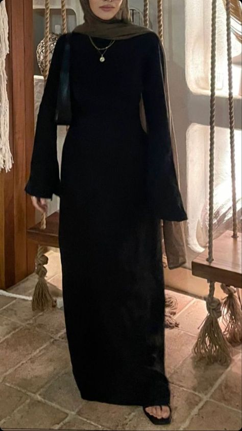 Dress Styles Women Hijab, Hijabi Chic Outfits, Maxi Hijab Dress, Hijabi Restaurant Outfit, Black Modest Outfits Hijab, Hijabi Fancy Outfit, Hijabi Going Out Outfits, Hijabi Abaya Aesthetic, Hijabies Outfit