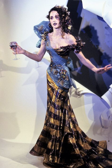 Dior Runway, Galliano Dior, Dior Collection, 90s Runway Fashion, Runway Fashion Couture, Christian Dior Haute Couture, Dior Haute Couture, Christian Dior Couture, Dior Couture