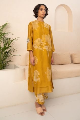 Buy Fuchsia Cotton Chanderi Embroidered Floral V Neck Kurta And Palazzo Set For Women by Charu Makkar Online at Aza Fashions. Layered Kurta, Puff Sleeves Dress, Yellow Flower Print, Layered Tunic, Fancy Print, Kurti Designs Latest, Organza Flowers, Gathered Dress, Kurta Designs Women