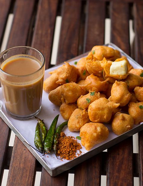 Paneer Pakora recipe make an ideal snack with hot chai (tea) during monsoon or any weather. They are crunchy from out and pillowy soft from within. Aloo Pakora, Indian Food Photography, Garlic Chutney, Pakora Recipes, Vegetarian Fast Food, Green Chutney, Vegetarian Snacks Recipes, Desi Food, Vegetarian Snacks