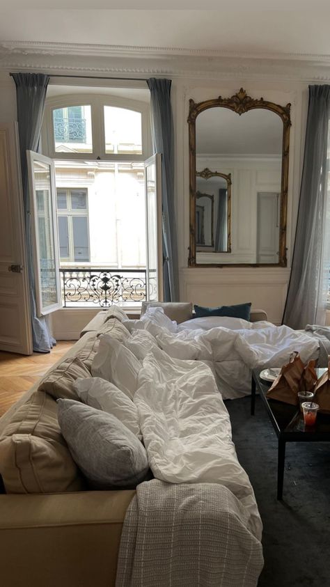 London Apartment Aesthetic, Aesthetic Home Design, Paris Apartment Interiors, Apartment Cozy, Cozy Morning, Aesthetic House, Apartment Aesthetic, Dream Apartment, Aesthetic Home