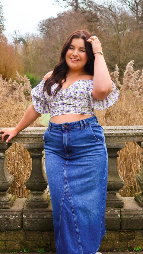 denim midi skirt and floral corset / crop top. Midsize curvy fashion Denim Midi Skirt Outfit, Plus Size Photography, Thrift Inspo, Midsize Outfits, Midi Skirt Outfit, Floral Corset, Corset Crop Top, Denim Midi Skirt, Skirt Outfit