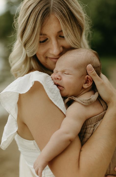 Minneapolis summer lake newborn photography Outside Infant Photography, Family Pics With Newborn Outside, Simple Newborn Photos Outdoors, Outdoor Photos With Newborn, Outdoor Newborn Photos With Siblings, Newborn Outdoor Photoshoot Fall, Newborn Picture Poses, Outdoors Newborn Photography, Backyard Newborn Photos