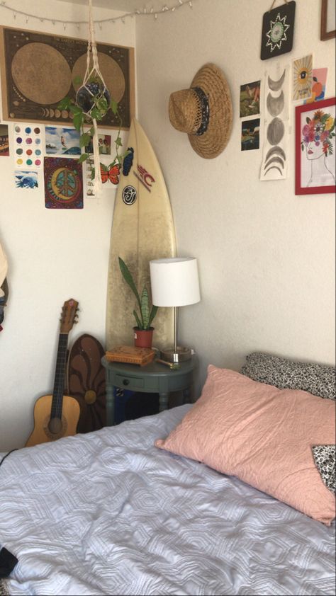 Earthy Beach Aesthetic Bedroom, Beachy Clean Room Aesthetic, Surfer Dorm Room Ideas, Surf Board In Bedroom, Summer Rooms Ideas, Surfy Bedrooms, Surf Girl Room Aesthetic, Vintage Surfer Room, Hawaiian Bedroom Aesthetic