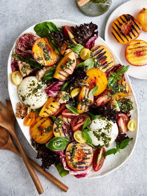 Farm Salad, Nectarine Recipes, Herb Dressing, Plats Healthy, Burrata Salad, Grilled Peaches, Läcker Mat, Summer Salad Recipes, Think Food