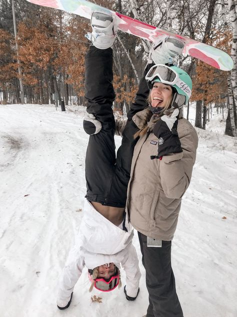 Snowboard Pictures, Snowboarding Pics, Snowboard Aesthetic, Girls Ski Trip, Mode Au Ski, Snowboarding Pictures, Snowboarding Aesthetic, Ski Pics, Ski Trip Outfit