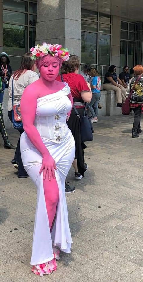 The most gorgeous Persephone cosplay from Lore Olympus Persephone Costume Lore Olympus, Lore Olympus Persephone Cosplay, Persephone Lore Olympus Short Hair, Summer Cosplay Ideas, Lore Olympus Costume, Persephone Lore Olympus Outfits, Persephone Lore Olympus Cosplay, Hades And Persephone Cosplay, Persephone Costume Halloween