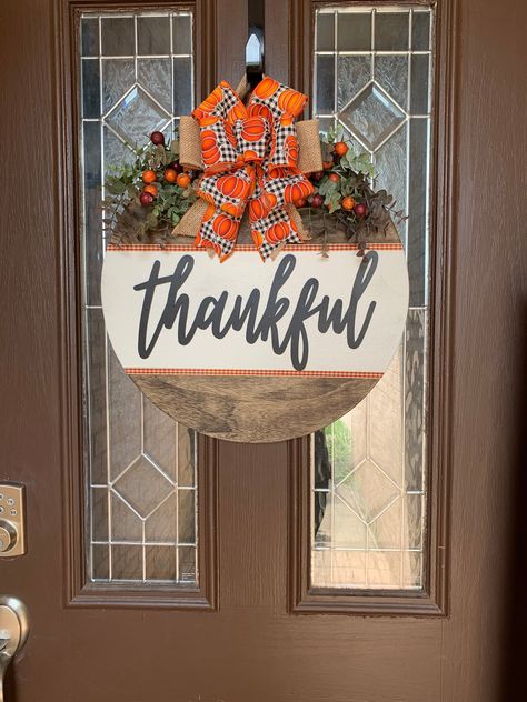 Round Door Hangers Thanksgiving, Thanksgiving Round Door Hanger, Thanksgiving Front Door Sign, Give Thanks Door Hanger, Round Thanksgiving Door Hanger, Thanksgiving Wooden Door Hangers, Thankful Door Hanger, Fall Door Hanger Ideas, Fall Door Signs Diy