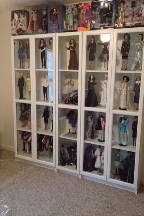 Dyi Doll House, Diy Storage Sofa, Collectors Room Ideas, Barbie Doll Case, Doll Storage, Doll Museum, Glass Dolls, Barbie Room, Doll Case