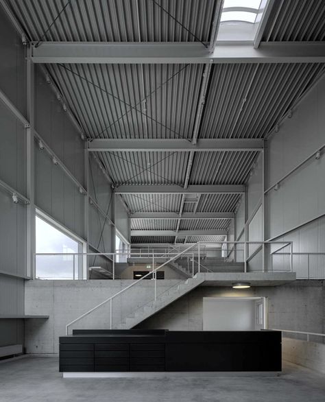 minimal Asma Kat, Factory Interior, Factory Architecture, Casa Loft, Building Stairs, Warehouse Design, Industrial Architecture, Loft Living, Factory Design