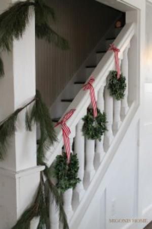 8 Alternatives to Christmas Garland on the Stairs: Wreaths on the Banister Christmas Banister, Christmas Stairs Decorations, Christmas Staircase Decor, Christmas Stairs, Christmas Staircase, Staircase Decor, Simple Christmas Decor, Stair Decor, Noel Christmas