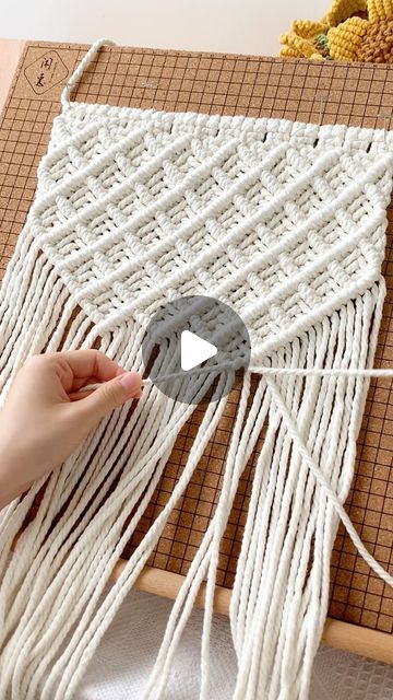 5,832 likes, 35 comments - sheweave.macrame a May 27, 2022: "拥有一种兴趣爱好的人生更为安逸
#macrameart #macramewallhanging #macramelove #macrame studio #macramestoragebag #macramelovers #macramelove #macrame_community #macramecomunity #macramemakers #macramemovements #macrametutorial #macrameartist #macramemakers #macramemakers #macramebackdrop #macramedesign #macrameworkshop #macramecommunity #macramesupply #macramemakesit #macrameschool #punchneedle". Macrame Studio, Simpul Makrame, Macrame Patterns, May 27, Macrame, Weaving, Pattern, On Instagram, Instagram