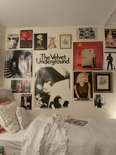 Bedroom Inspirations With Posters, Poster On Bedroom Wall, Poster On Wall Aesthetic, Large Posters On Wall Bedroom, Dorm Room Ideas Posters, Poster Inspo Bedroom, Room Poster Wall Ideas, Wall Of Pictures Bedroom, Dorm Picture Wall Ideas