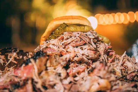 Bbq Pork Shoulder, Aaron Franklin, Bbq Pulled Pork Recipe, Franklin Bbq, Spicy Pickles, Premium Meat, Smoked Pulled Pork, Pulled Pork Sandwich, Bbq Restaurant