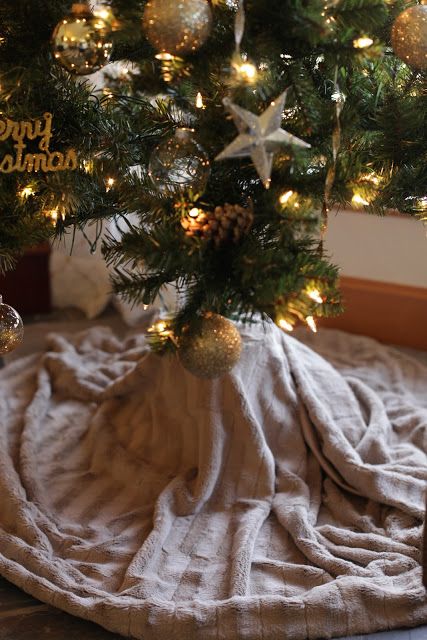 no sew Christmas tree skirt in 5 minutes Sew Christmas Tree, Diy Christmas Tree Skirt, Sew Christmas, Amazing Christmas Trees, Pottery Barn Christmas, Natural Tree, Skirt Tutorial, Diy Skirt, Simple Christmas Tree