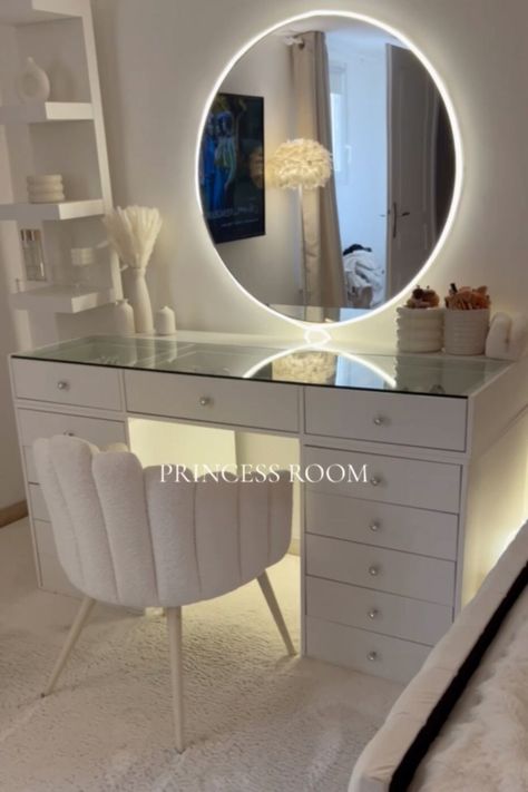 Deco Room Minimalist, Room Inspo Classy, That Girl Vanity, Minimalist Vanity Ideas Bedroom, Bedroom For One Person, Vanity Decor Ideas Bedroom, White And Gold Room Aesthetic, Make Up Desk Aesthetic, Modern Vanity Ideas