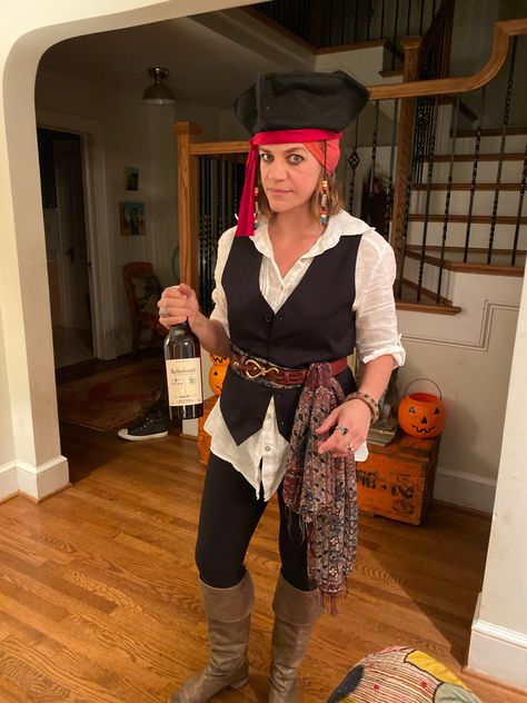 Easy Jack Sparrow Costume, Women Pirate Outfits, Treasure Costume, Easy Pirate Costume, Captain Jack Sparrow Costume, Spongebob Musical, Easy Closet, Pirate Ideas, Jack Sparrow Costume