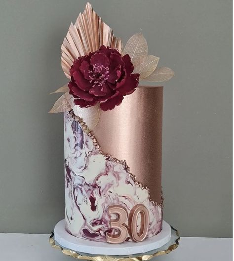 Bronze Birthday Cake, Contemporary Cakes Designs, Burgandy Cake Design, Burgundy And Pink Cake, Mauve Birthday Cake, Burgundy Cake Ideas, Fan Cake Design, Women Birthday Cake Ideas, 30th Birthday Cake For Women Elegant