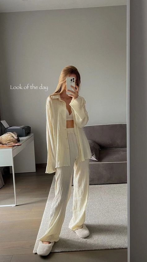 2 Piece Outfits For Women, Women Wide Leg Pants, Elegant Outfit Classy, Long Trousers, Fashion Attire, Outfits For Women, Casual Chic Outfit, Fashion Mistakes, Home Outfit