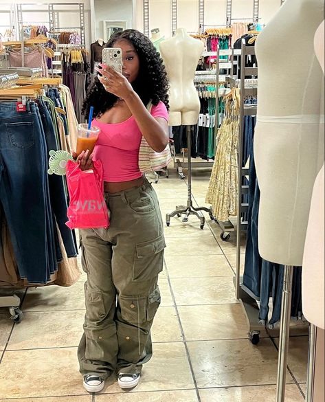 Spring Streetwear Black Women, Baggy Birthday Outfit, Fly Girl Style Outfits, Pink Top Outfit Black Women, Outfits For Dd Cups, Fly Girl Aesthetic Outfits, Petite Outfits Black Woman, Pretty Black Women Outfits, Cute Laid Back Outfits