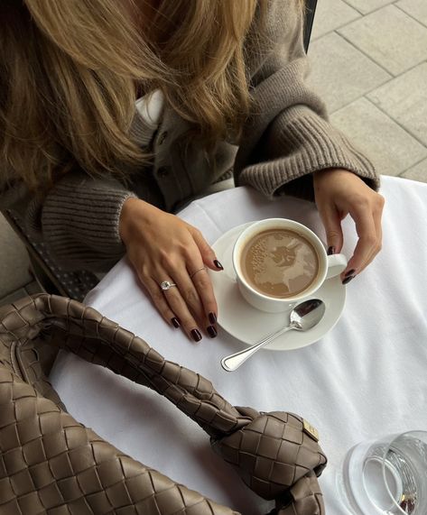 Fall Chic Aesthetic, Fall Luxury Aesthetic, Classy Autumn, Classy Lifestyle, Autumn In New York, Foto Tips, Fall Inspo, Coffee Date, A Cup Of Coffee