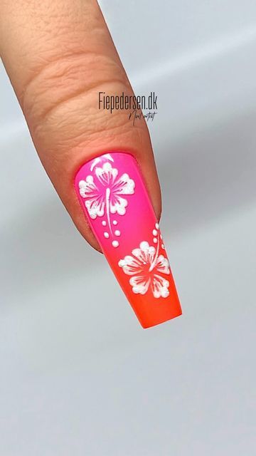 Nail Art Hawaiian Flower Tropical, How To Draw Hibiscus Flower On Nail, Flower Vacation Nails, Hibiscus Nail Art Hawaii, Tropics Nails, Hisbusic Flower Nails, Hawaii Nails Ideas Hawaiian Flowers, Hawaiin Nails Ideas, Hawaiian Flower Nails Hibiscus