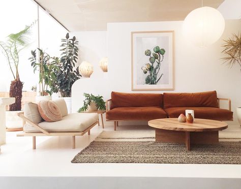 Rust And Beige Living Room, Beige And Rust Living Room, Burnt Orange Couch Living Room, Rust Couch, Små Rum Lidt Plads, Interior Boho, Minimalist Living Room Design, Living Room Plants, Living Room Goals