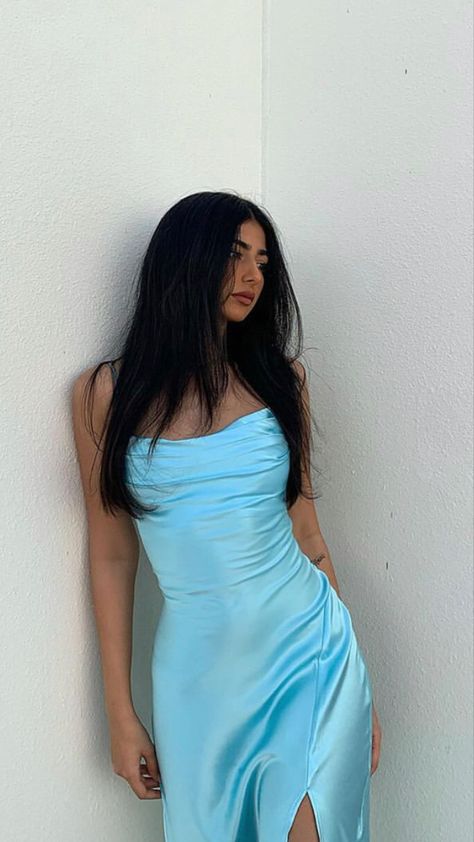 Iffat Marash, Emily Mcintire, Simple Party Dress, Party Dress Birthday, Blue Prom Dress, Dress Birthday, Model Poses Photography, Pretty Prom Dresses, Looks Street Style