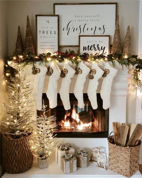 Christmas Fireplace Decorations, Calm Christmas, Fireplace Decorations, Diy Jul, Christmas Fireplace Decor, Christmas Decor Inspiration, Christmas Mantel, Christmas Mantel Decorations, Christmas Mantle