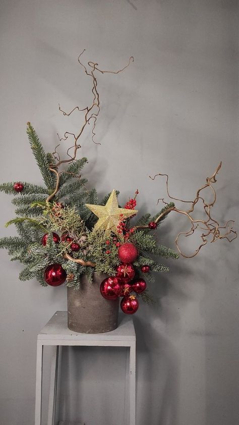 Xmas Floral Arrangements, Flower Arrangements Winter, Xmas Flower Arrangements, Christmas Flower Arrangements Ideas, Flower Garden Aesthetic, Flower Arrangements Ideas, Winter Flower Arrangements, Winter Floral Arrangements, Christmas Vases