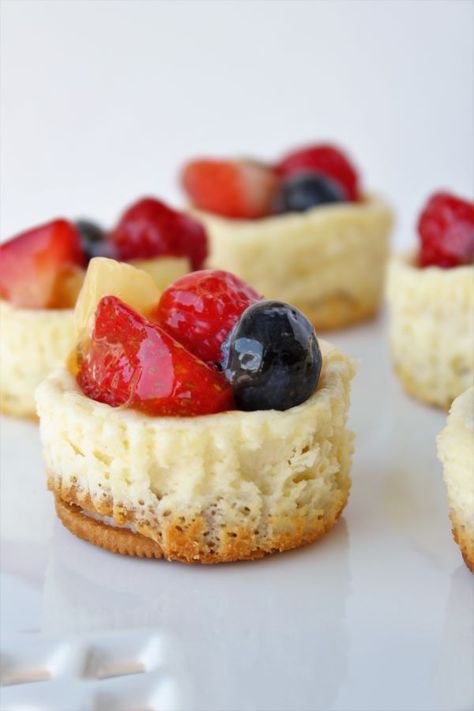 Mini Cheesecake Fruit Tarts - Ways to my Heart Mini Cheesecakes With Fruit, Cheesecake Fruit Tart, Fruit Topped Cheesecake, Mini Fruit Pies, Fall Desert, Cheesecake Fruit, Lemon Blueberry Cupcakes, Cheesecake Tarts, Heart Recipes