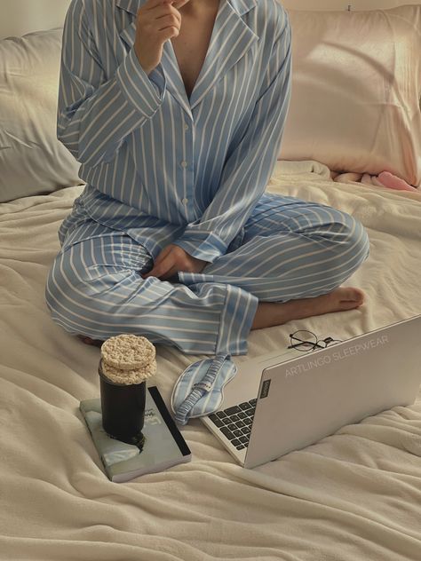 Pijamas Photoshoot Ideas, Night Suit Aesthetic, Pajamas Aesthetic, Comfort Clothing, Newsletter Inspiration, Self Photography, Women's Sleepwear, Night Suit, Content Ideas