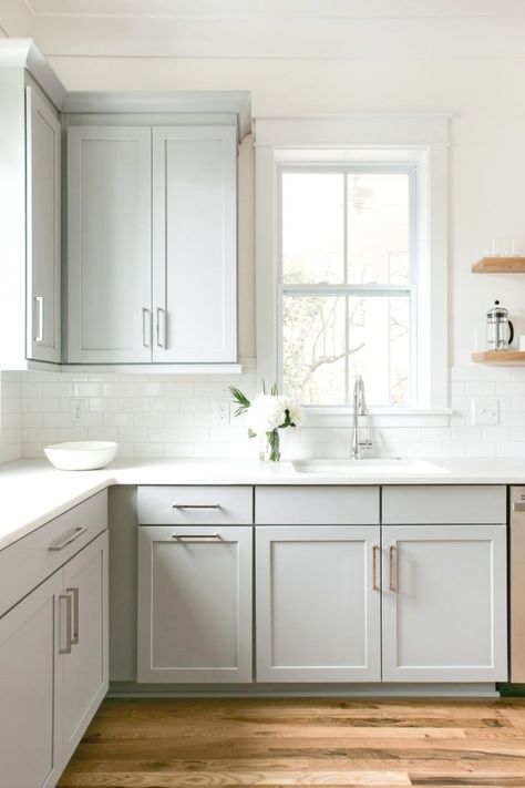 White kitchen. Pretty white kitchen with light grey cabinets, marble countertops, pretty faucet, windows over the sink. Home design decor inspiration ideas. home interior design chic modern ideas. Home design decor inspiration ideas. home interior design chic modern ideas. Grey Kitchen Colors, Gray Shaker Cabinets, Bathroom Grey, White Kitchen Remodeling, Farmhouse Kitchen Remodel, Kabinet Dapur, Cabinets Drawers, New Kitchen Cabinets, Kitchen Cabinets Makeover