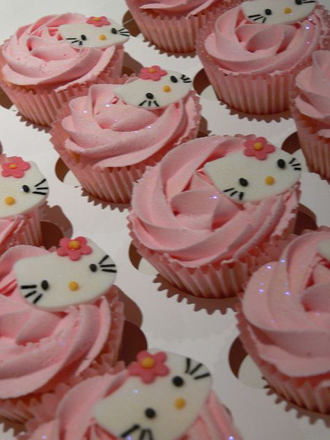 Hello Kitty Cupcakes Aesthetic, Hello Kitty Cupcakes Ideas, Hello Kitty Cupcake Cake, Sanrio Cupcakes, Hello Kitty Bday Party, Hello Kitty Birthday Theme, Hello Kitty Theme Party, Kitty Cupcakes, Hello Kitty Birthday Cake