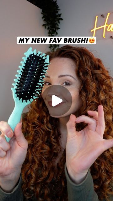 Hannah 🦁 | Wavy Curly Haircare on Instagram: "ad Finally got my hands on the viral @bouncecurl styling brush!👀 I had high expectations for this brush and it really didn’t disappoint! ✅ Vegan boar bristles ✅ Creates good tension to define curls ✅ Brush edge separates curl clumps ✅ Pointed handle to section/create parting To define your curls: ➡️ Position the brush on a section of hair ➡️ Tilt the brush away from you ➡️ Gently place your hand on your hair/the brush to create tension and glide (like scissors on ribbon) ➡️ Shake to separate curl clumps (optional but I like to do this with this brush) ‼️When applying thinner consistency gels like this one, I can brush style AFTER, but if using a thicker gel, I brush style applying curl cream and BEFORE applying gel. ✨Products used✨ {H How To Curl Your Hair With A Comb, Brushes For Curly Hair Best, Boar Bristle Brush Curly Hair, How To Brush Out Curls, Curl Defining Brush, Bounce Curl Brush, Brush Styling Curly Hair, How To Brush Curly Hair, Denman Brush Curls