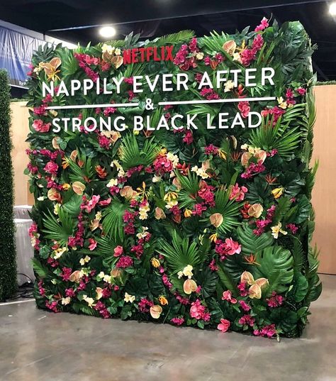 Greenery 🌿 interspersed with tropical blooms 🌺 create fresh, colorful photo op for this Netflix #NappilyEverAfter Influencer event. Photo Op Wall, Tropical Flower Wall, Wall Greenery, Flower Wall Design, Tropical Photo, Vertikal Garden, Photowall Ideas, Photo Moment, Grass Backdrops