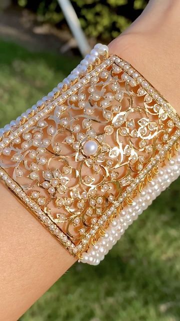 Pearl Jwellary, Hand Bracelet Gold, Indian Hand Jewelry, Bai Design, Gold Bracelet Design, Stylish Bangles, Jadau Jwellery, Mehandi Outfits, Simple Necklace Designs