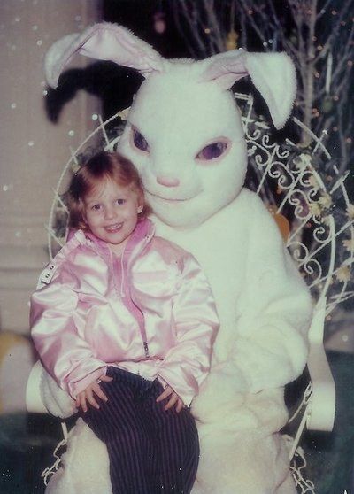 That bunny has one shady smile on his face. | 19 Vintage Easter Bunny Photos That Will Make Your Skin Crawl Creepy Easter Bunny, Vintage Bizarre, Images Terrifiantes, Evil Bunny, Easter Bunny Pictures, Easter Bunny Costume, Easter Vintage, Weird Vintage, Creepy Vintage