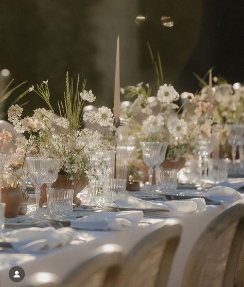 Intimate Italian Wedding, Wedding Tablescapes Round, Wedding Candles Table, Elegant Wedding Themes, Wedding Villa, Beautiful Tablescapes, Destination Bride, Wedding Details Photography, Countryside Wedding