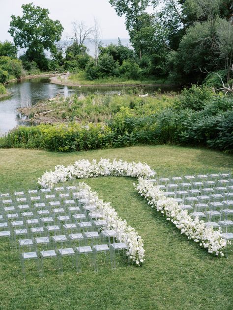 Minimal Outdoor Wedding Ceremony, Waterfront Ceremony Decor, White Wedding Flowers Isle, Elegant Garden Wedding Ceremony, Outdoor Estate Wedding, Outside Wedding Ceremony Flowers, Wedding Ceremony Decor Outside, Wedding Ceremony Backdrop Design, Ceremony Decorations Outdoor Aisle