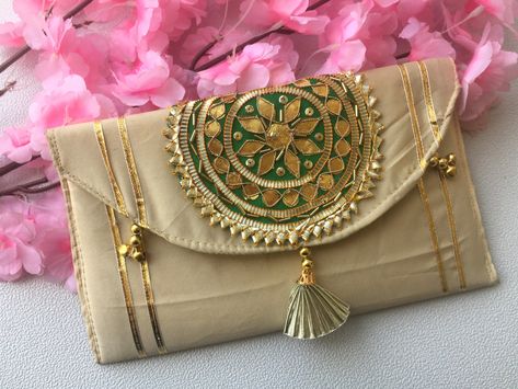 Cloth Clutch Purses, Wedding Purses Guest, Hand Work Purse, Hand Purse For Women, Ramadan Favors, Return Gifts Indian, Gifts For Guests Wedding, Indian Bags, Essential Fashion Pieces