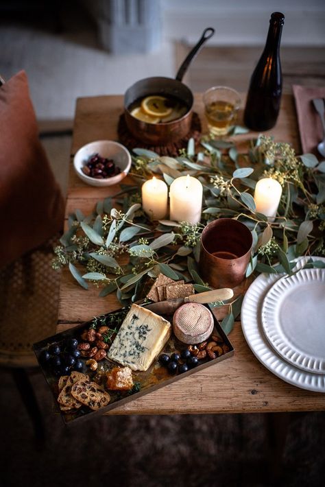 Food Table Decorations Ideas, Festive Table Decor, Winter Tablescapes Simple, Christmas Table Simple, New Year Table Decoration, Winter Table Setting, Green Tablescape, Winter Table Decor, Winter Tablescapes