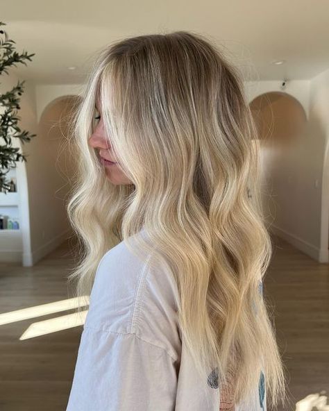 Light Blond Balayage Hair, Blonde Hair Easy Maintenance, Call Blonde Hair, Blonde Hair With A Shadow Root, Cool Tone Balayage Blonde, Tip Out Hair, Lauren Lane Hair, Light Blonde Balayage On Blonde Hair, Natural Blonde Hair Balayage